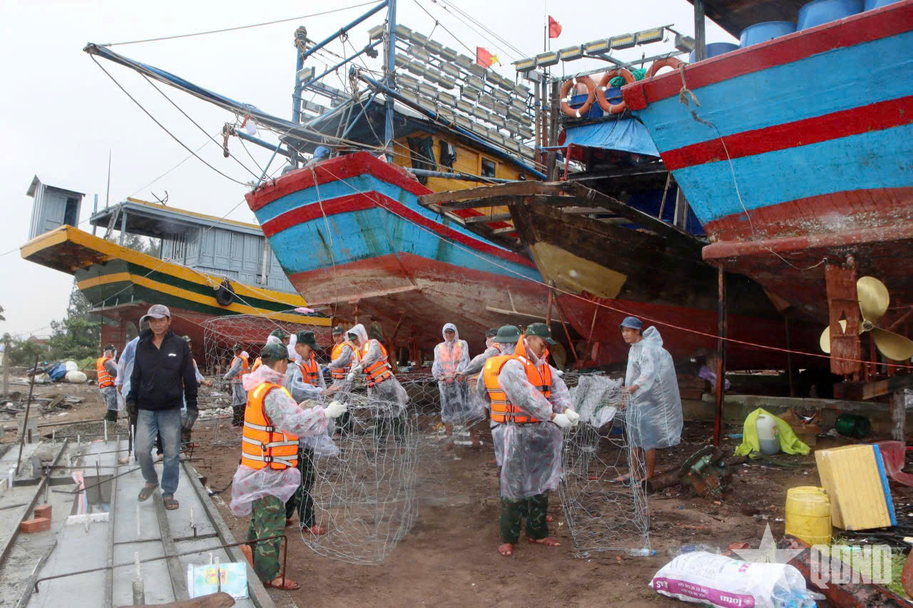 Cán bộ, chiến sĩ Sư đoàn 315 (Quân khu 5) cơ động giúp dân ứng phó với bão số 13